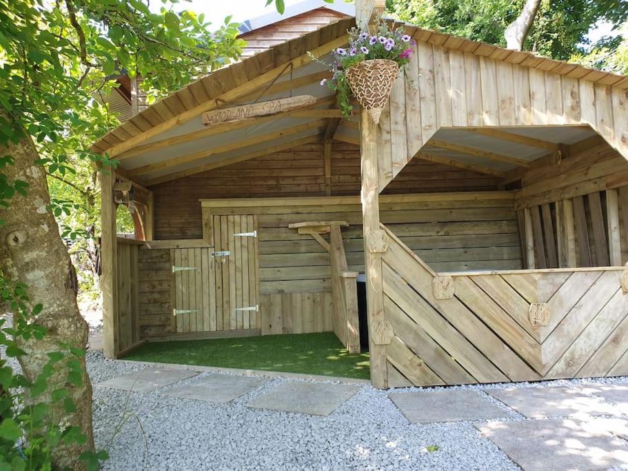 The Bothy Near Tenby, Big Projector Screen, Four-Poster Bed, On-Site Hot Tub Access Via Spa Pack, Breakfast المظهر الخارجي الصورة