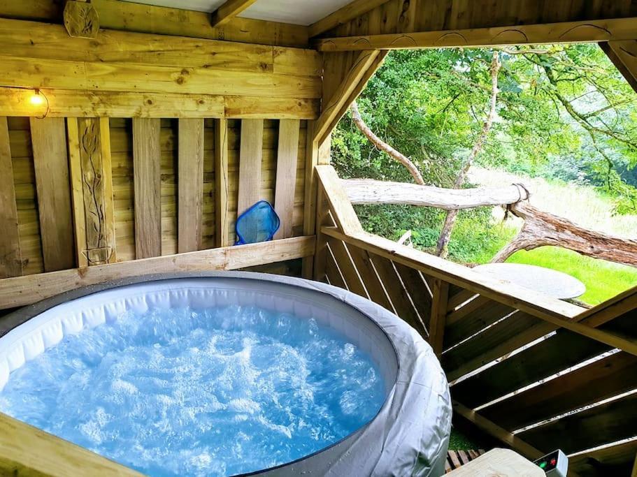The Bothy Near Tenby, Big Projector Screen, Four-Poster Bed, On-Site Hot Tub Access Via Spa Pack, Breakfast المظهر الخارجي الصورة