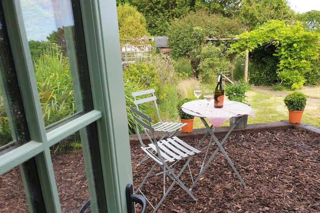 The Bothy Near Tenby, Big Projector Screen, Four-Poster Bed, On-Site Hot Tub Access Via Spa Pack, Breakfast المظهر الخارجي الصورة