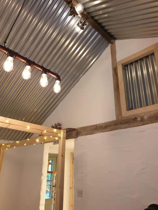 The Bothy Near Tenby, Big Projector Screen, Four-Poster Bed, On-Site Hot Tub Access Via Spa Pack, Breakfast المظهر الخارجي الصورة