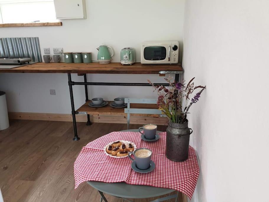 The Bothy Near Tenby, Big Projector Screen, Four-Poster Bed, On-Site Hot Tub Access Via Spa Pack, Breakfast المظهر الخارجي الصورة