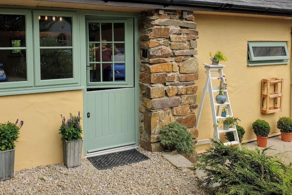 The Bothy Near Tenby, Big Projector Screen, Four-Poster Bed, On-Site Hot Tub Access Via Spa Pack, Breakfast المظهر الخارجي الصورة