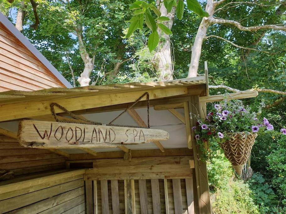 The Bothy Near Tenby, Big Projector Screen, Four-Poster Bed, On-Site Hot Tub Access Via Spa Pack, Breakfast المظهر الخارجي الصورة