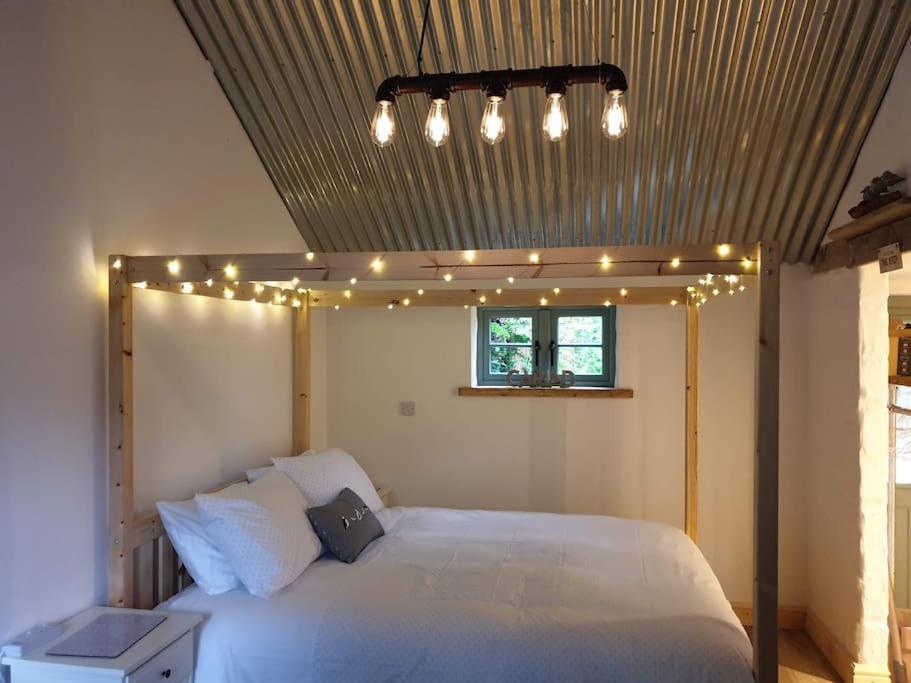 The Bothy Near Tenby, Big Projector Screen, Four-Poster Bed, On-Site Hot Tub Access Via Spa Pack, Breakfast المظهر الخارجي الصورة
