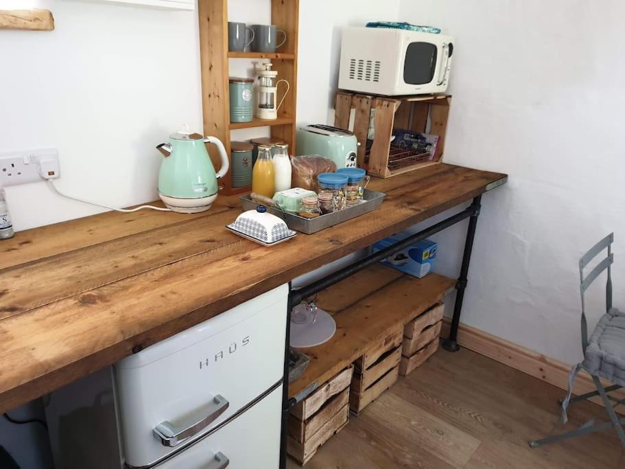 The Bothy Near Tenby, Big Projector Screen, Four-Poster Bed, On-Site Hot Tub Access Via Spa Pack, Breakfast المظهر الخارجي الصورة